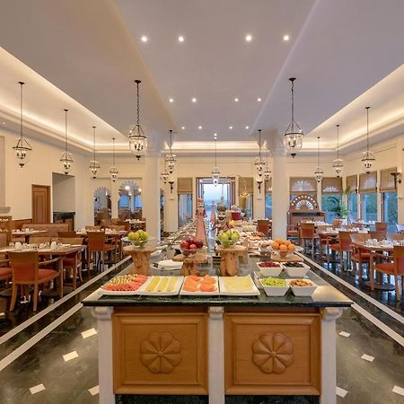 Отель Trident Удайпур Экстерьер фото The restaurant at the resort