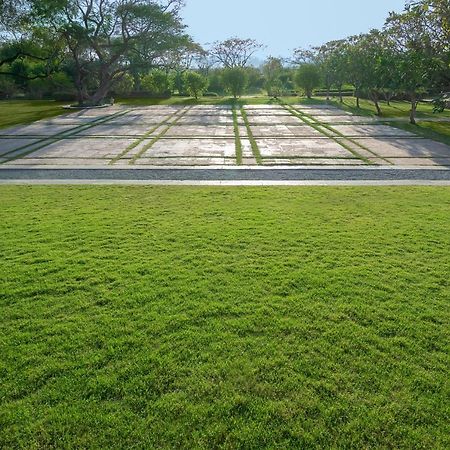 Отель Trident Удайпур Экстерьер фото The lawn at the Vietnam Veterans Memorial