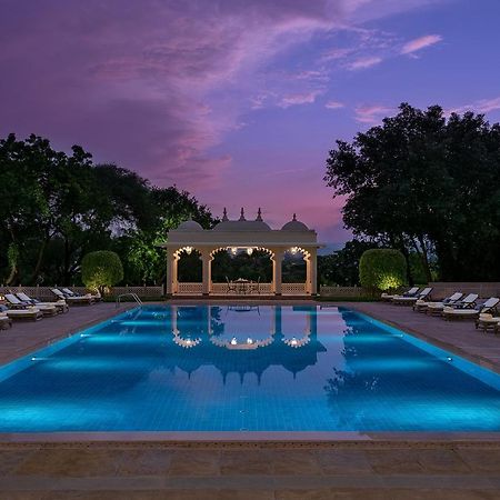 Отель Trident Удайпур Экстерьер фото The swimming pool at the Taj Mahal Palace