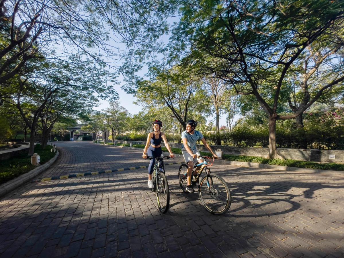 Отель Trident Удайпур Экстерьер фото Cycling in the park