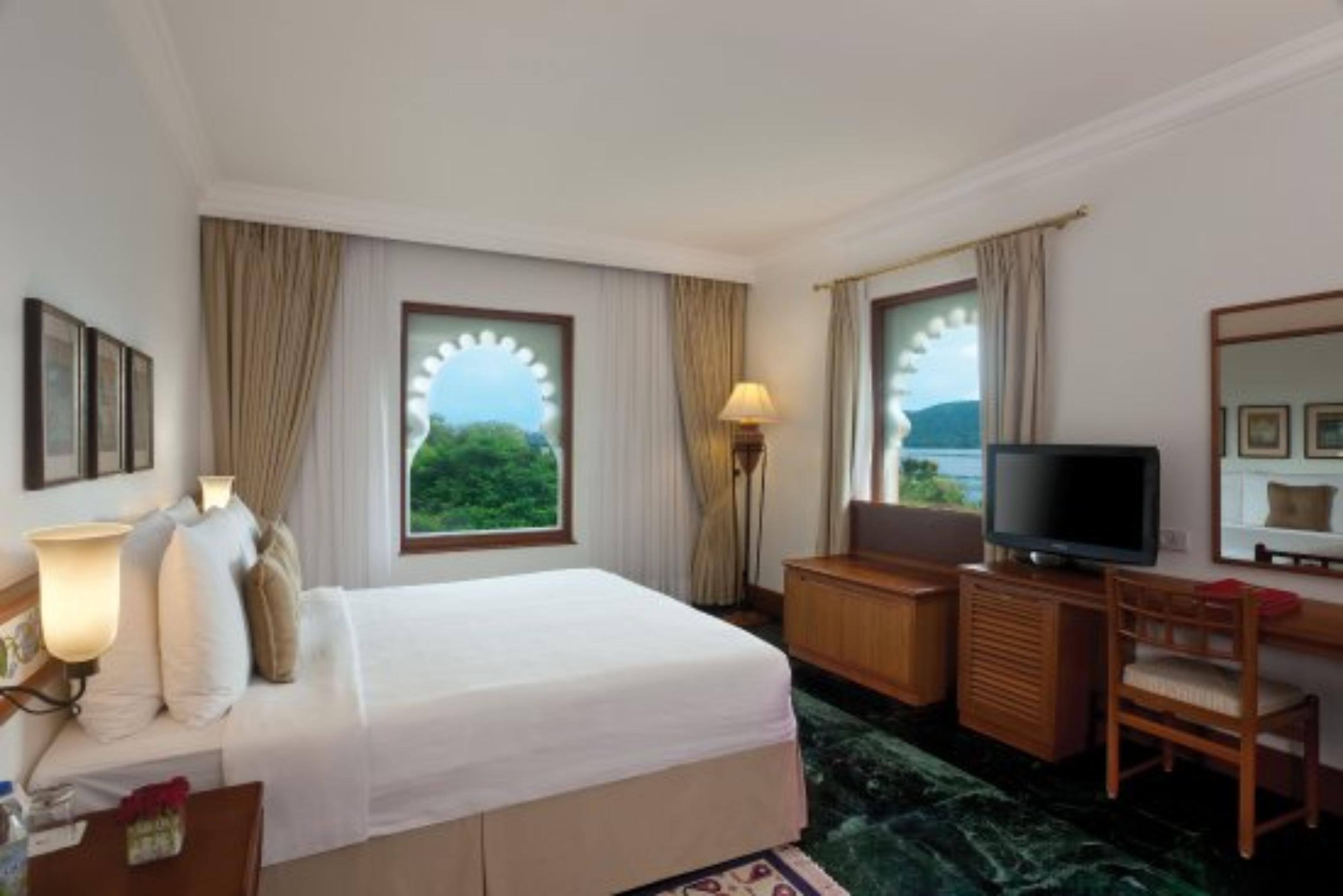 Отель Trident Удайпур Экстерьер фото A room at the Taj Lake Palace