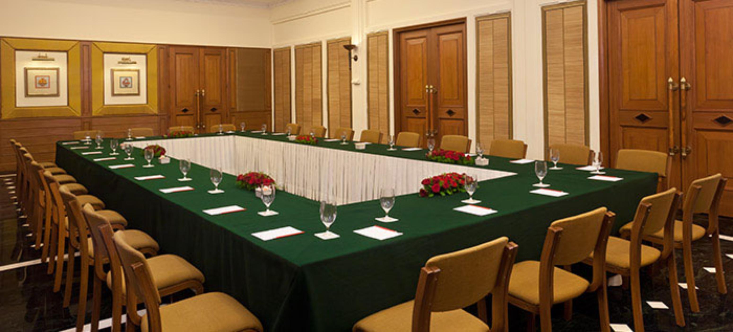 Отель Trident Удайпур Экстерьер фото The meeting room of the Executive Council