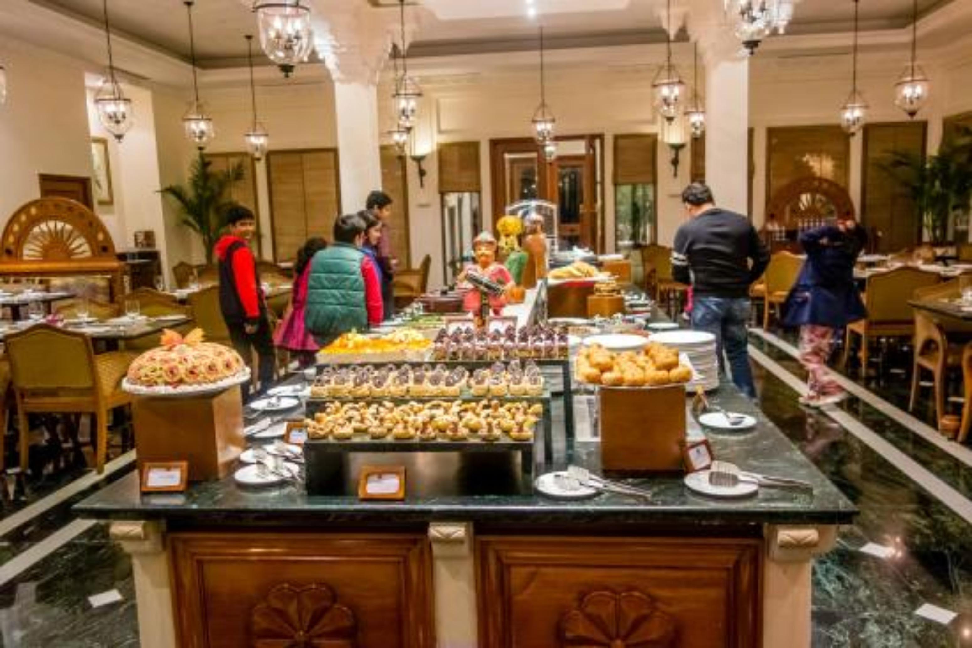 Отель Trident Удайпур Экстерьер фото The buffet at the Imperial Hotel