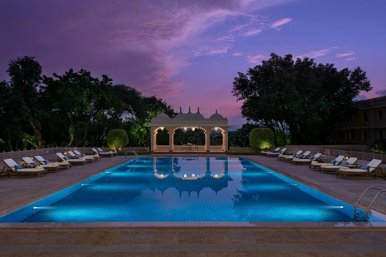 Отель Trident Удайпур Экстерьер фото The swimming pool at the Taj Mahal Palace